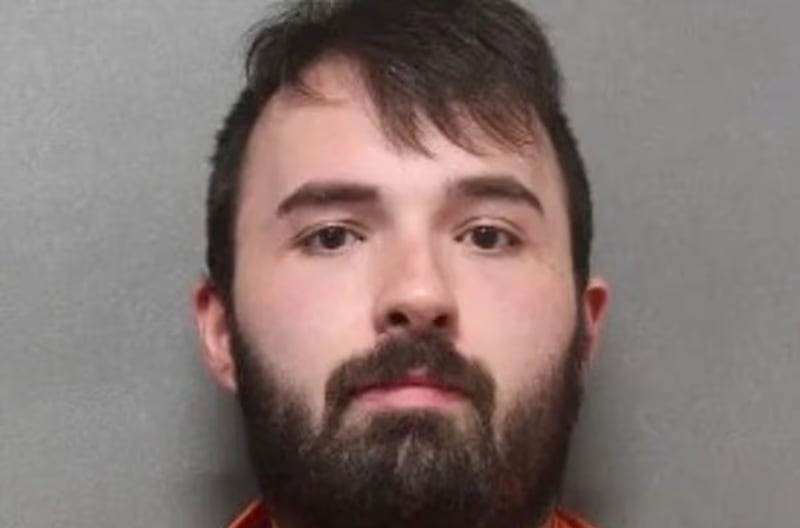 Grabó videos abusando de su mascota, un rottweiler, e intercambió clips por videos de abusos a otros perros