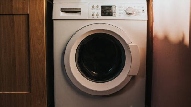 Niño de cinco años casi pierde un brazo tras meter su mano en una secadora