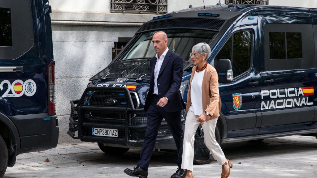 Luis Rubiales en una imagen de archivo, y acompañado por su abogada, deja los tribunales de Madrid