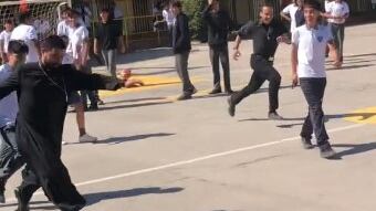 Sacerdote juega fútbol y se hace viral