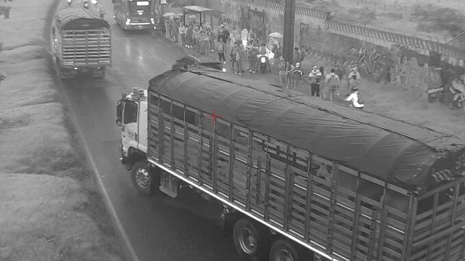 Foto siniestro vial en Bogotá entre dos camiones en la avenida Boyacá afecta la movilidad de TransMilenio.