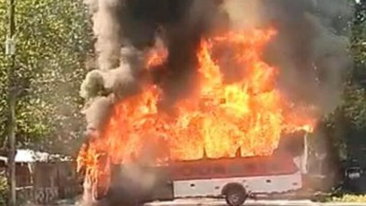 Bus incinerado en las vías del Bajo Cauca Antioqueño.
