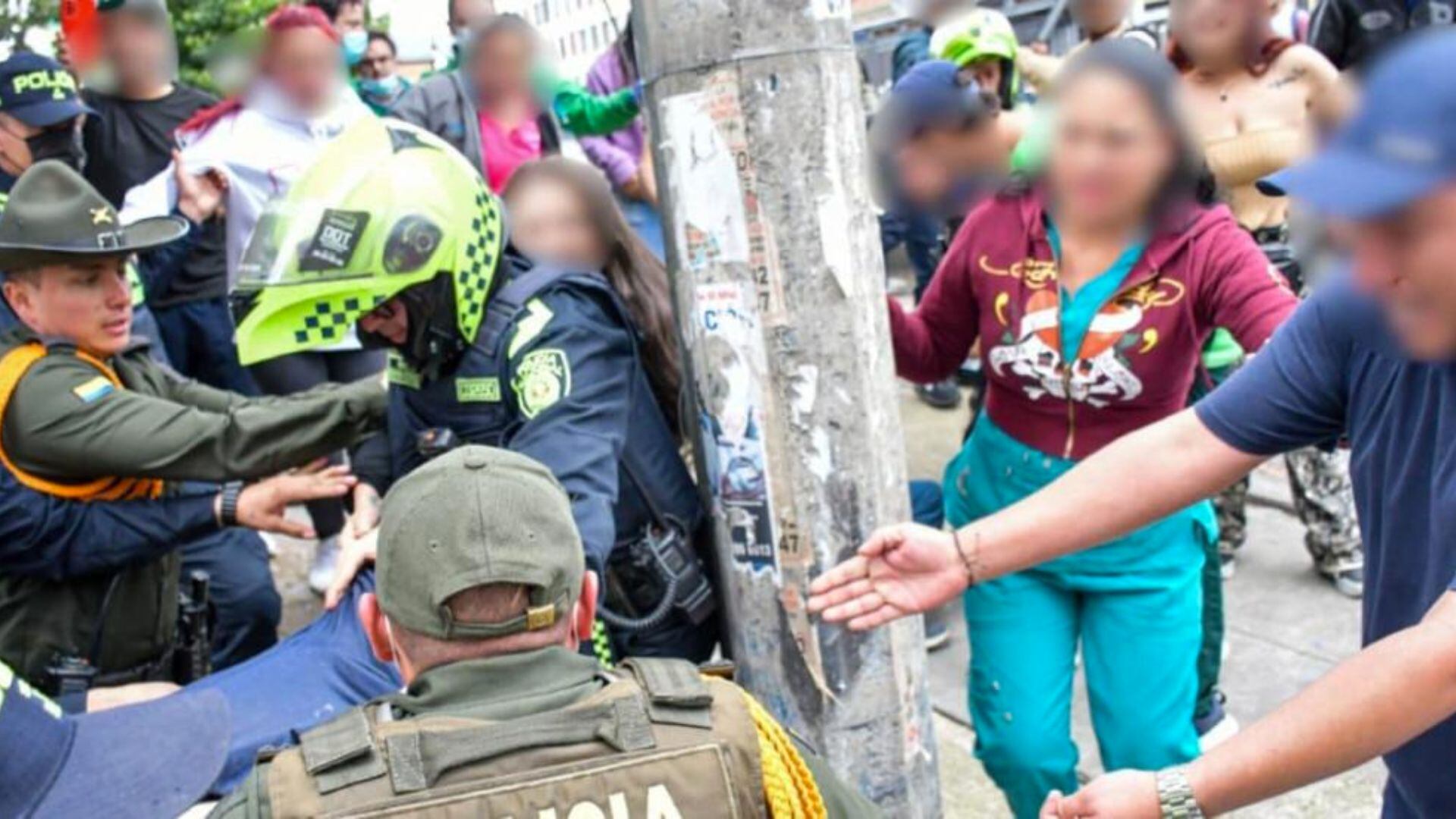 Agresión a funcionarios públicos (Tomada de Ginna Sánchez 14 de mayo)