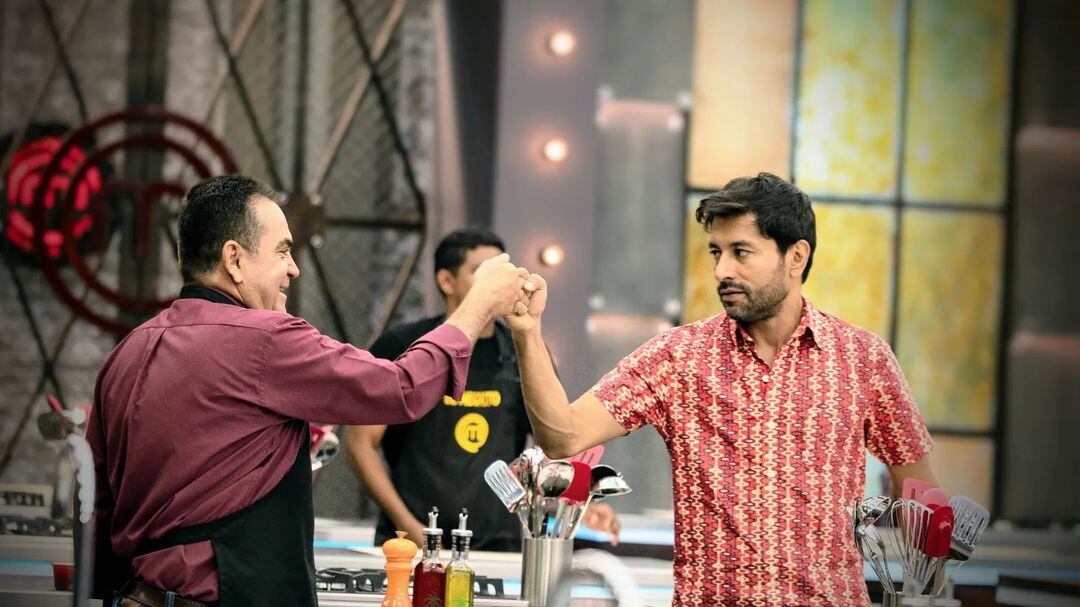 El padre Walter recibió ayuda de Adrián Parada en 'MasterChef Colombia' y ahora lo culpan de su eliminación.