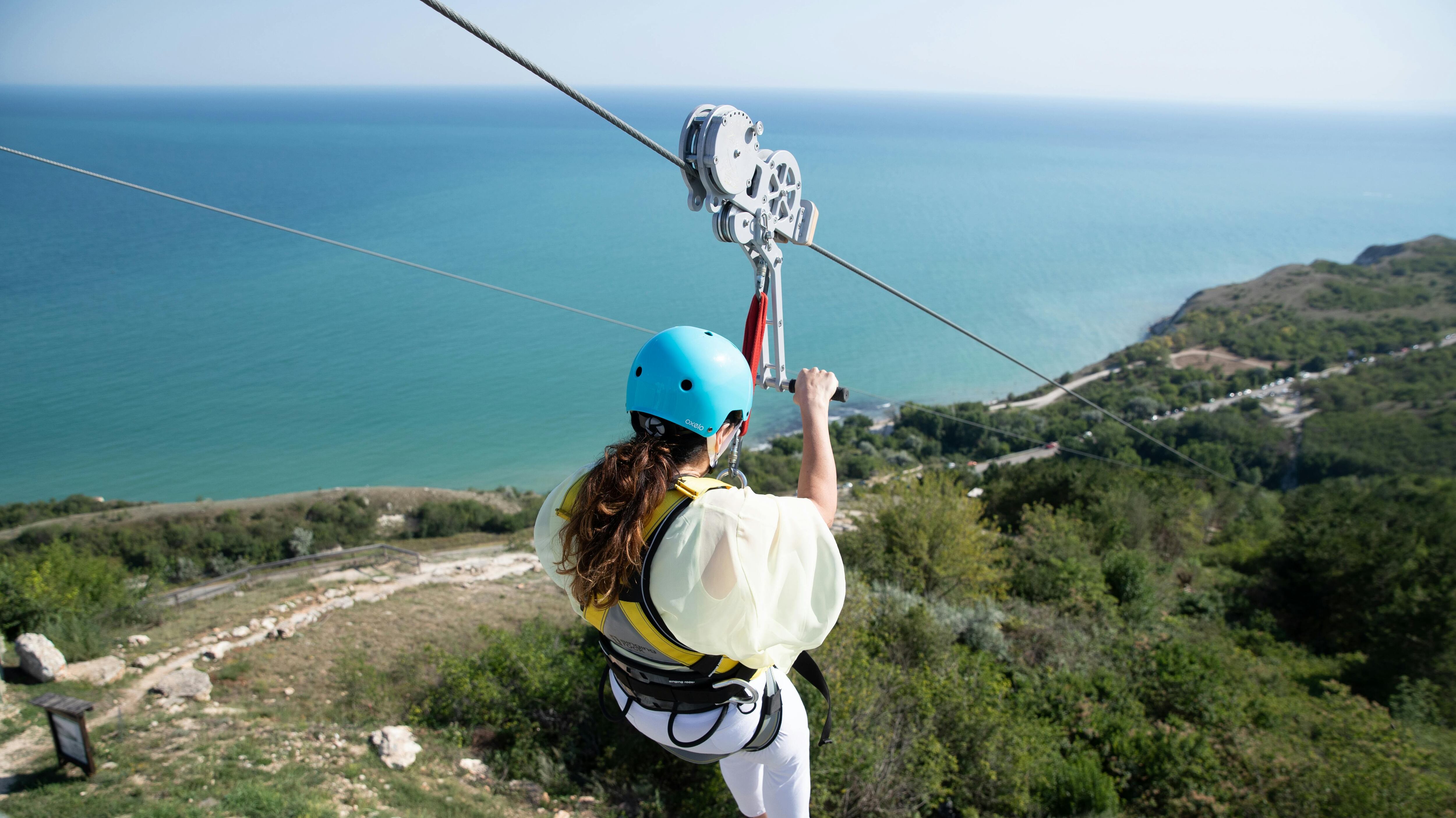 Hay una experiencia que nos permite volar por encima de océanos, selvas y hasta volcanes: la tirolesa.