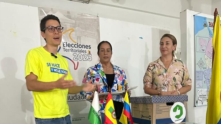 Marco Orozco inscribe sus firmas en la Registraduría en Barranquilla.