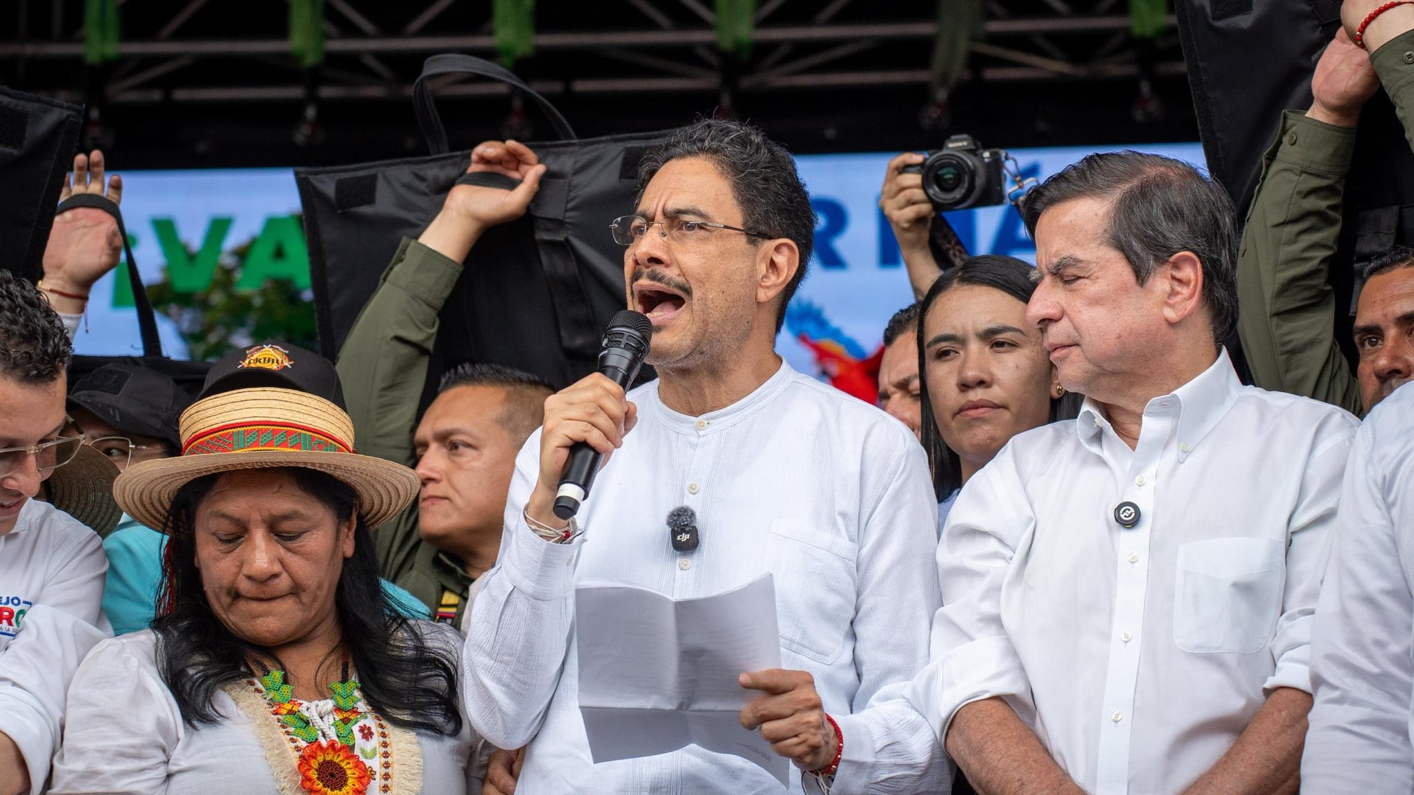Iván Cepeda (centro) dando un discurso junto a su fórmula vicepresidencial, Aída Quilcué (izquierda), y al exministro del Interior Juan Fernando Cristo (Derecha)