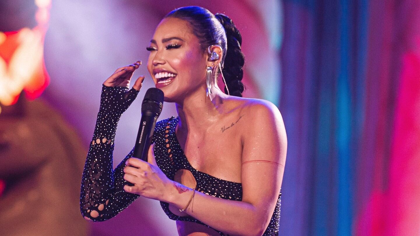 La cantante Ana del Castillo recreó tres de los más llamativos looks de Diomedes Díaz y devoró con el homenaje.