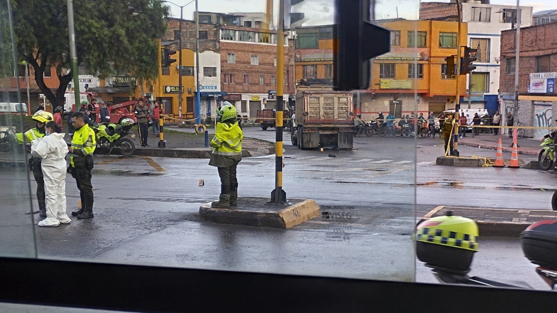 Motociclista murió al ser arrollado por una volqueta en la localidad de Rafael Uribe.