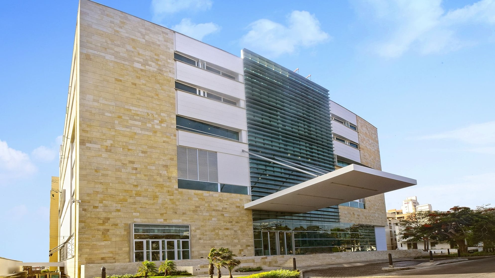 Clínica donde fue atendida mujer se lanzó al vacío con su bebé desde un octavo piso.