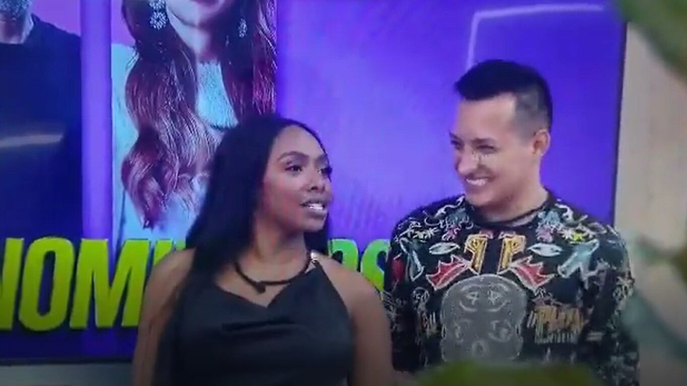 Karen Sevillano ya tiene perfeccionados los gestos de Carla Giraldo al presentar 'La Casa de los Famosos' Colombia.