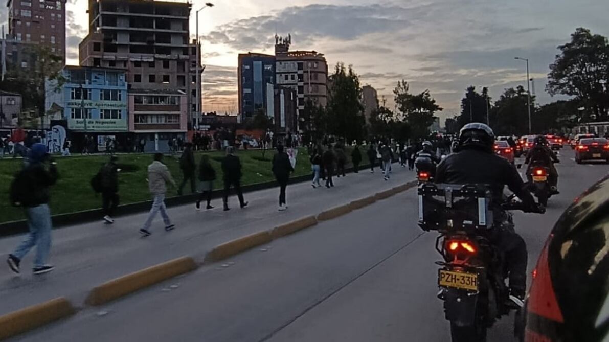 Foto caos en la movilidad de Bogotá: más de 75.000 usuarios afectados por cierres y manifestaciones en la calle 26.