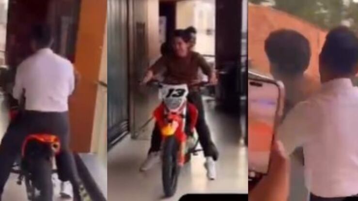 Concejales en moto en sede del concejo de Bogotá.