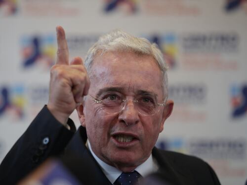 “Debemos ponernos de pie para evitar el rompimiento constitucional”: expresidente Uribe