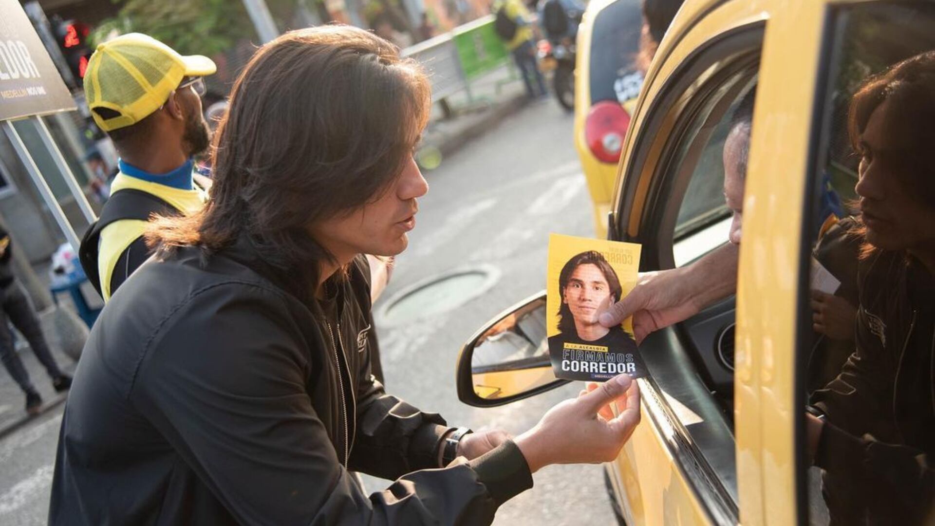 Hinchas de Nacional abuchearon a precandidato a la alcaldía de Medellín durante un partido