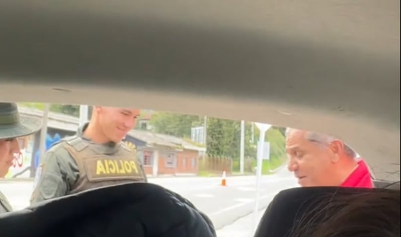Policía le hizo retén a conductor y este les dio una serenata de Vallenato con su guitarra