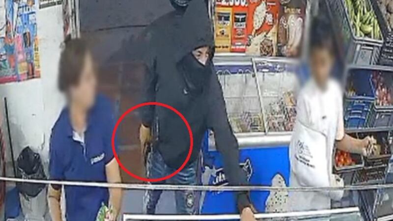 Arma se le encasquilló a delincuente y evitó tragedia: así quedó en video el susto que vivieron en una tienda