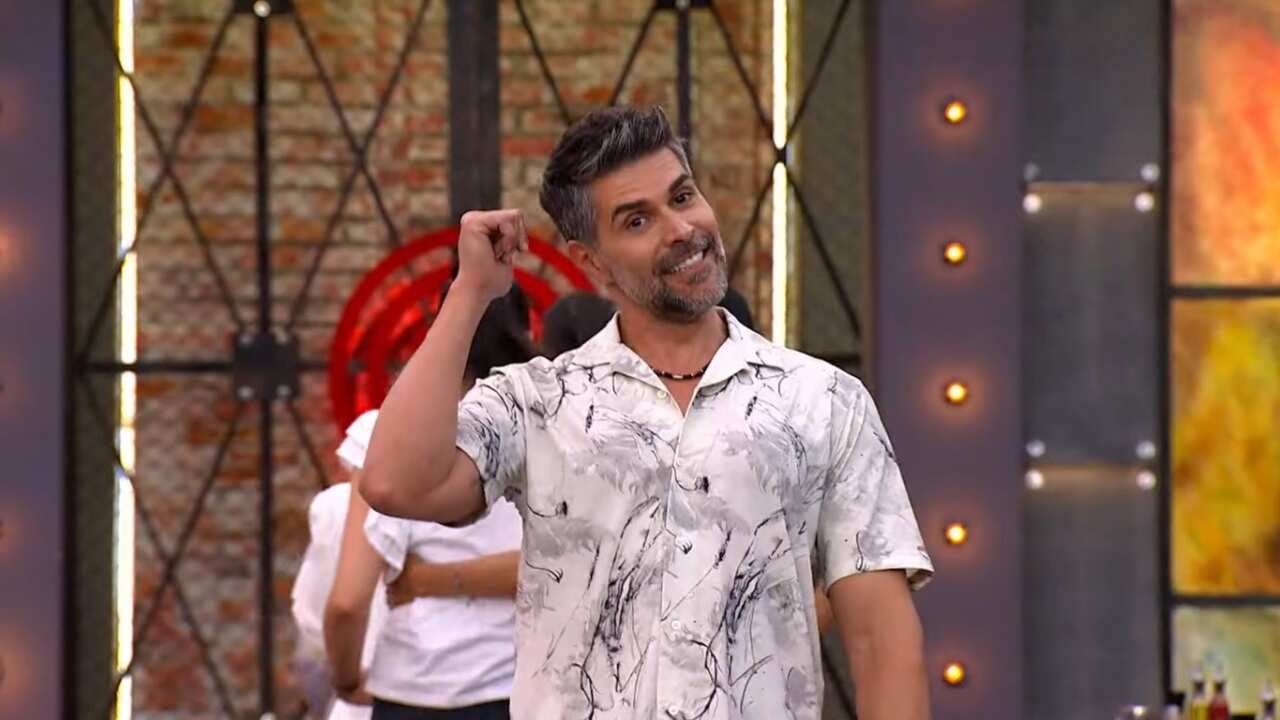 De los 11 hombres que entraron a 'MasterChef Celebrity' el actor Juan Pablo Llano sigue en pie y lo celebró de manera divertida.