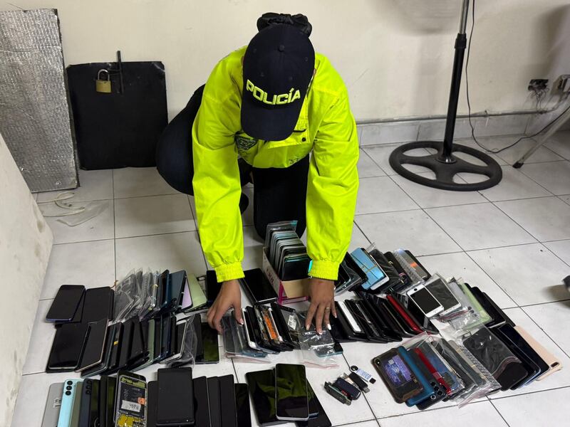 Si le robaron el celular hace poco en Medellín así lo puede recuperar, encuentran 150 aparatos en mega operativo en el ‘Opera’