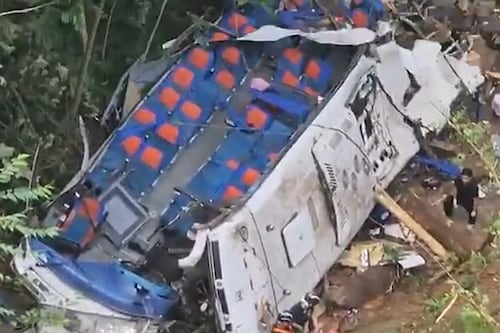 Atención: al menos 12 personas murieron en trágico accidente de bus escolar en Antioquia