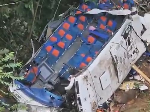 Atención: al menos 12 personas murieron en trágico accidente de bus escolar en Antioquia