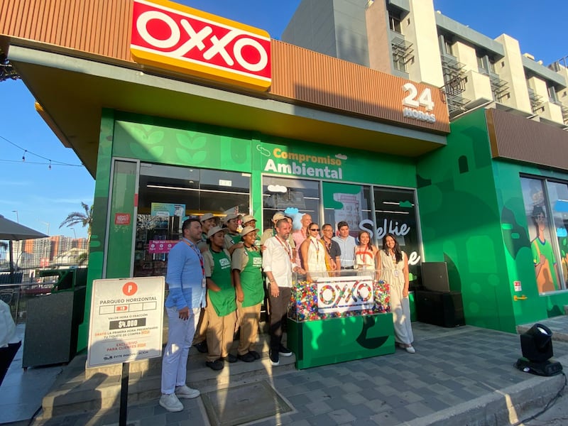 Foto OXXO inaugura su primera Tienda Verde en Colombia con energía solar en Puerto Colombia.