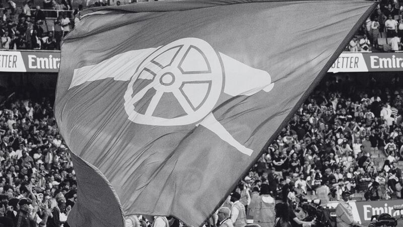 Luto en el mundo del fútbol: Exjugador del Arsenal falleció al estrellarse contra una pared en un partido