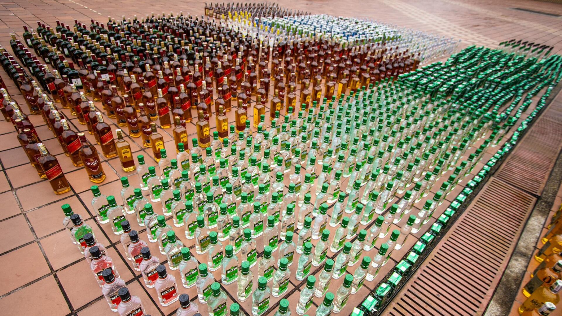 Las autoridades incautaron más de 5.000 botellas de licor adulterado en Bogotá