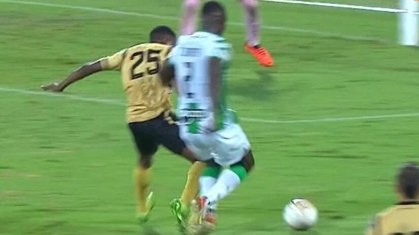 Jugadores de Águilas Doradas reclamaron esta jugada como penal, en caída 1-0 ante Atlético Nacional