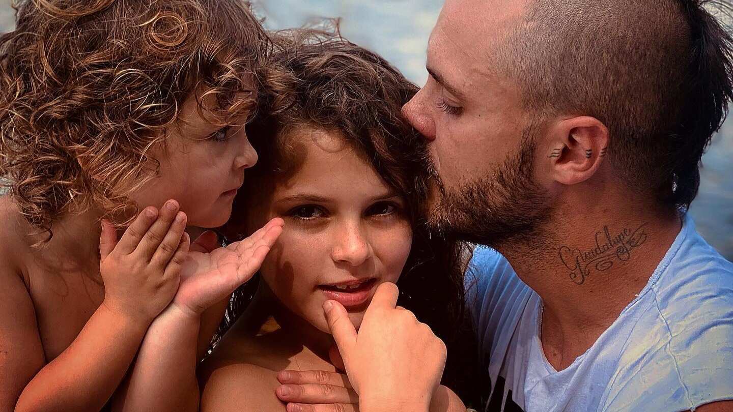 A Tatán Mejía no le tembló el pulso para mandar a buscar ayuda a todos aquellos que lo despotrican en redes sociales sobre su labor como padre.