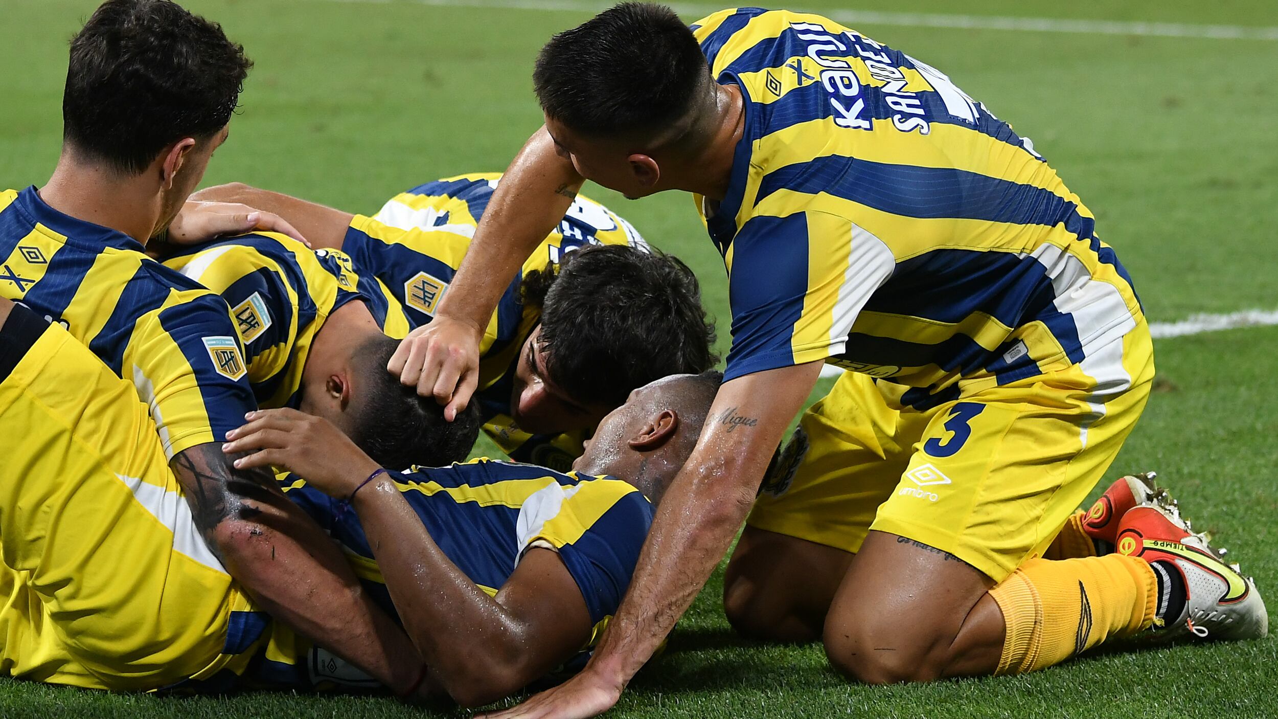 A jugador de Rosario Central le lanzaron un proyectil desde la tribuna