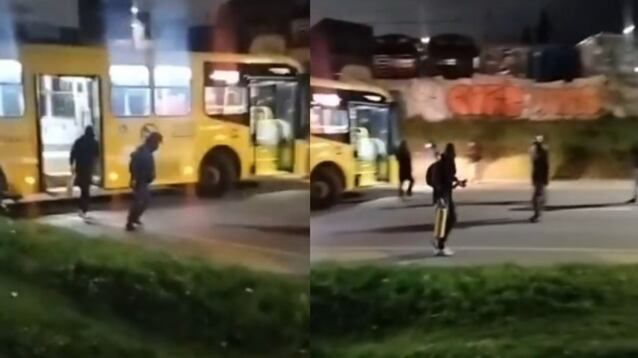 Foto encapuchados vandalizan bus del SITP durante protesta en Usme, en Bogotá.