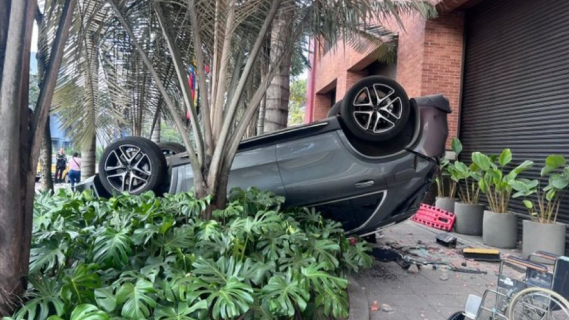 Carro cayó desde el segundo piso del Club El Nogal en Bogotá