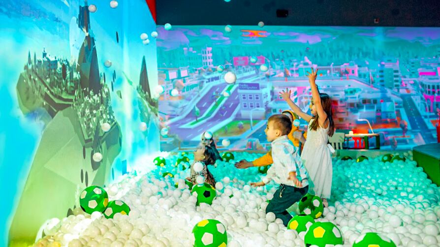 Hello Park, el lugar que transforma el juego familiar con tecnología interactiva en Bogotá