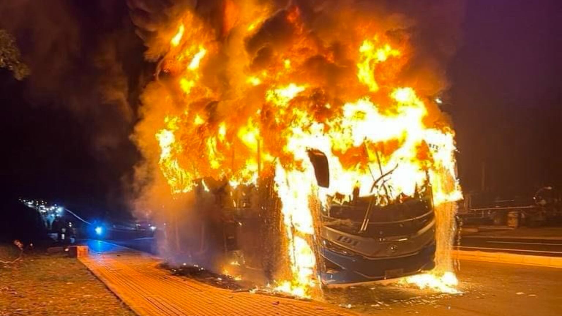 Bus de la empresa Los Libertadores fue quemado por presuntos disidentes en la vía Yopal-Bogotá