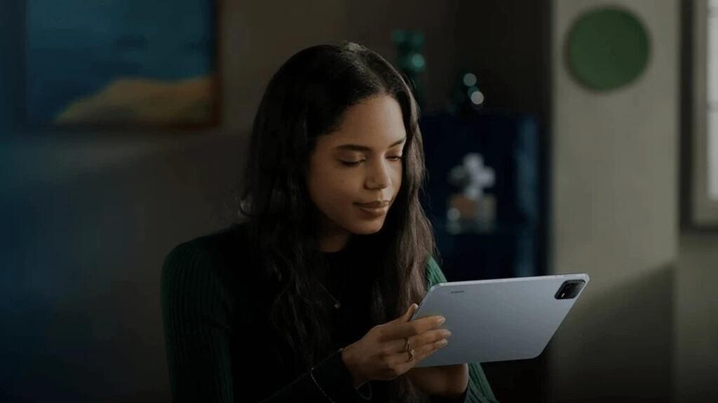 consejos para cuidar sus ojos del uso prolongado de pantallas de celular.