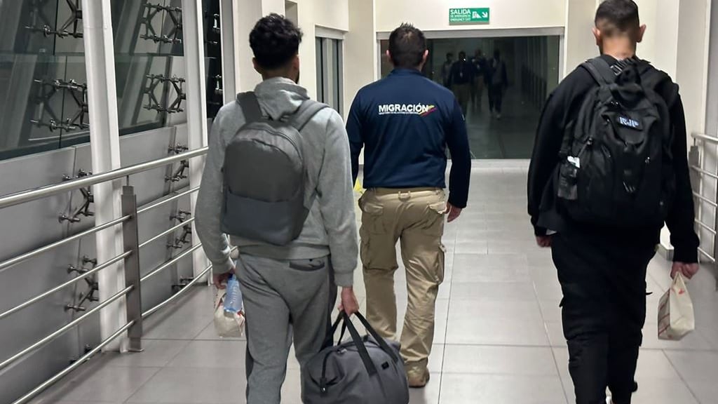 Migración Colombia expulsó a dos británicos por ″broma″ que retrasó operación aérea