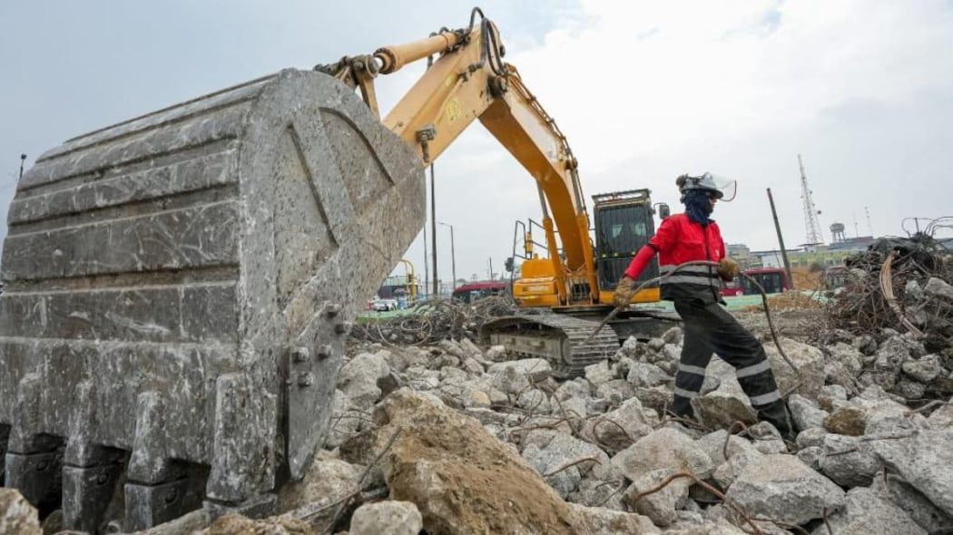 Demolición de puente peatonal en la avenida carrera 68, generará cierres viales.
