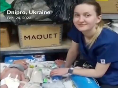 Ucrania: la impactante imagen de bebés recién nacidos trasladados a un refugio antiaéreo