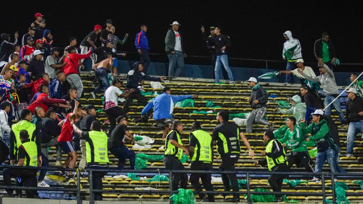 Junior saldría trasquilado por la pelea de sus hinchas ante Nacional