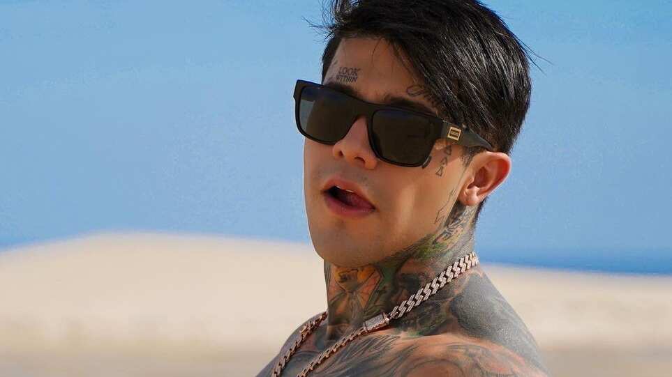 El creador de contendido Yeferson Cossio hizo la revelación con poca ropa y frente a un espejo.