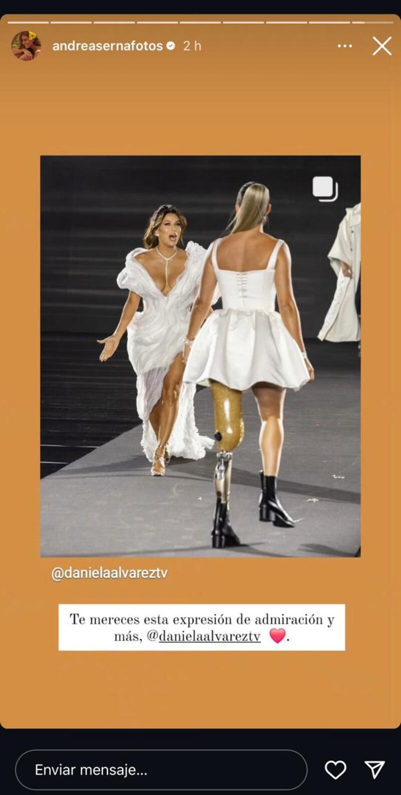 Andrea Serna felicitó a Daniela Álvarez por su pasarela