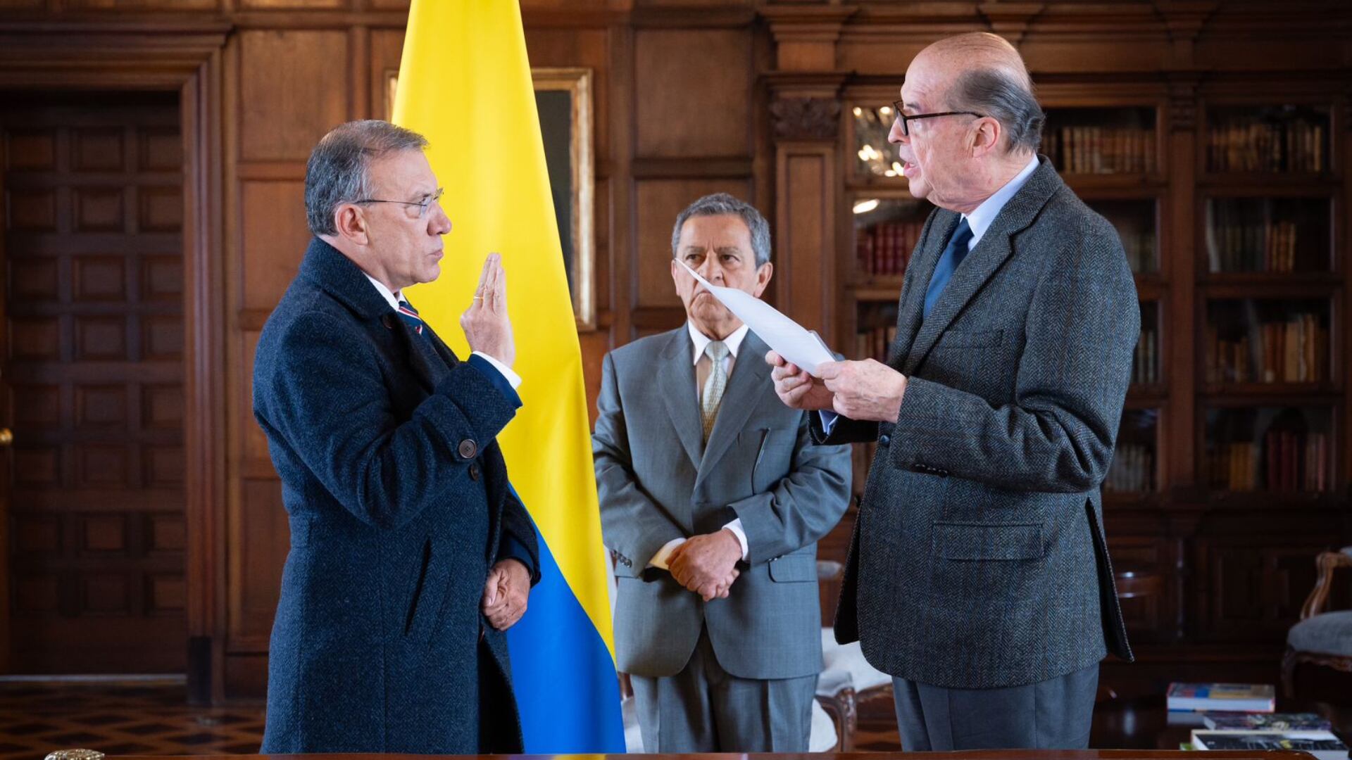 Tras salir del Congreso por doble militancia, Roy Barreras fue posesionado como embajador en Reino Unido