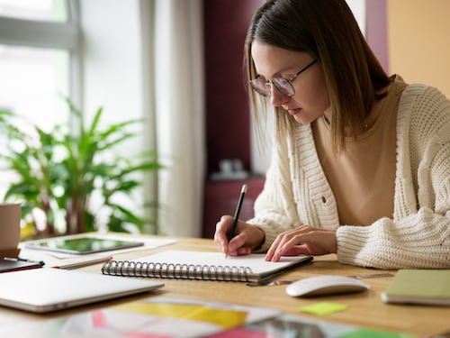 Convocatoria para que mujeres jóvenes cursen pregrados en tecnología con beca completa