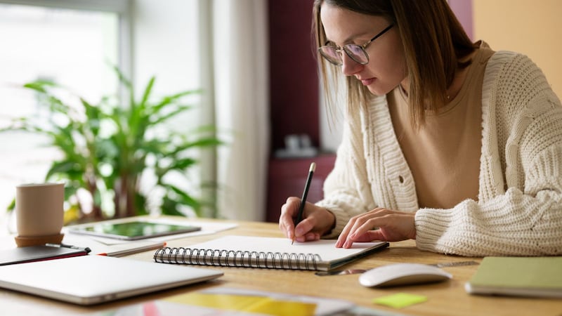 Convocatoria para que mujeres jóvenes cursen pregrados en tecnología con beca completa
