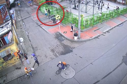 No le importó nada: Agredió al celador de un colegio en Bogotá para entrar y agarrar a golpes a su hijo