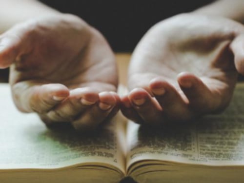 Las mejores oraciones y plegarias para cerrar el 2025 y manifestar abundancia en el 2026