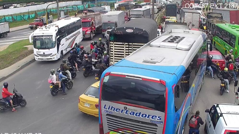 Bloqueos en la avenida Ciudad de Cali.
