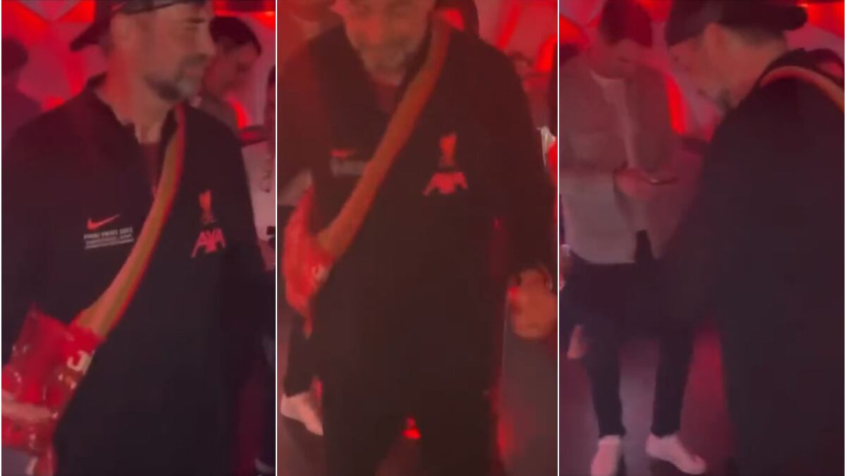 Klopp conmocionó con su particular estilo de baile, mochila colombiana al hombro