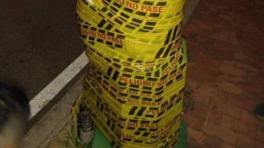 Ladrón amarrado a poste como señal de peligro